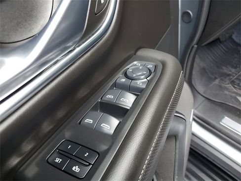 Used 2024 GMC Yukon XL SLT w/ SLT Luxury Package image 17