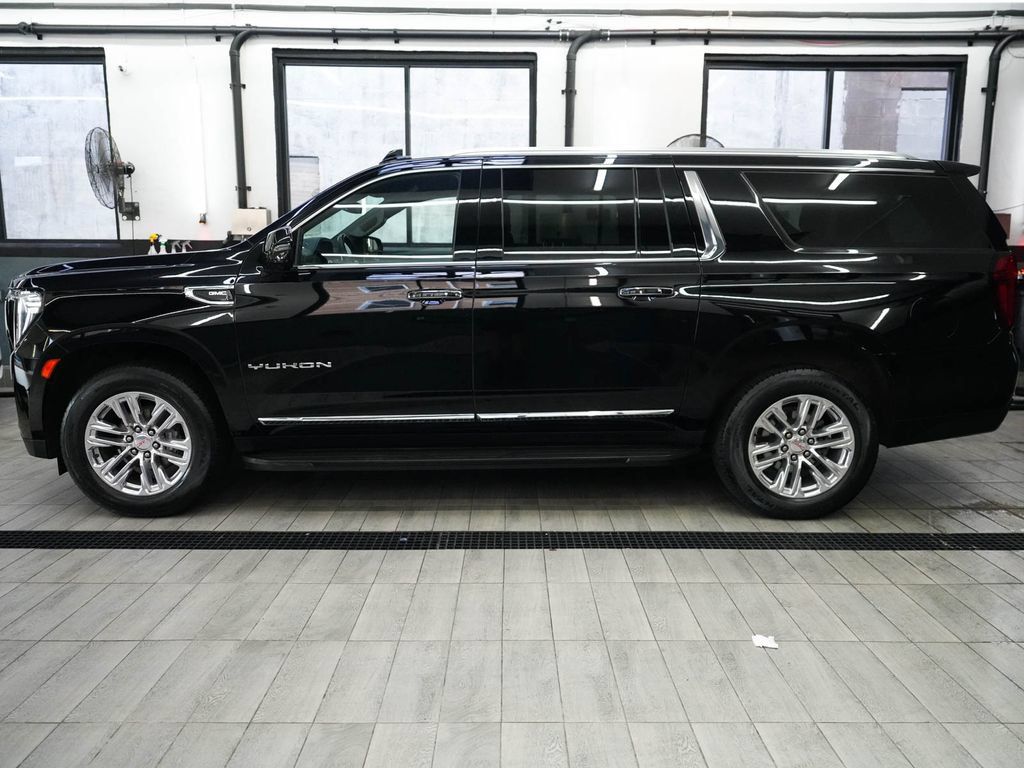 Used 2024 GMC Yukon XL SLT w/ SLT Luxury Package AWD/4WD image 4