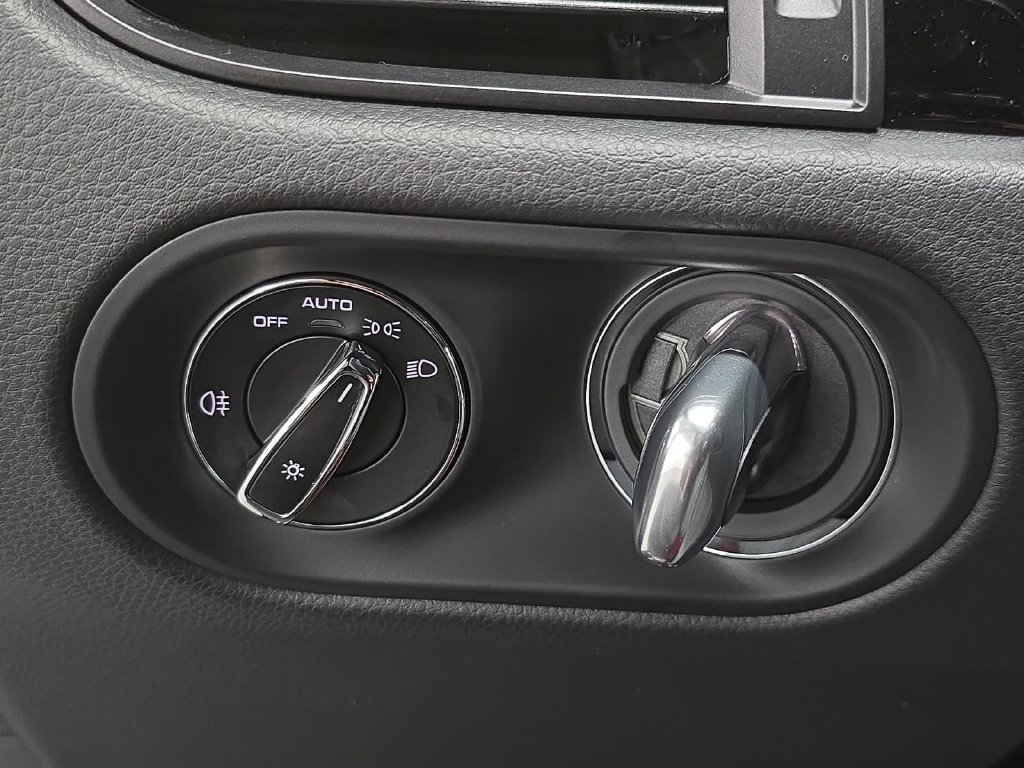 Certified 2025 Porsche Macan S AWD/4WD image 22