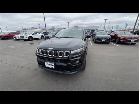 Used 2025 Jeep Compass Latitude image 3
