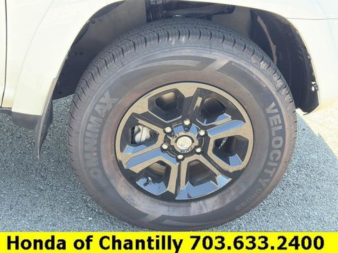 Used 2023 Toyota 4Runner SR5 Premium w/ Moonroof Package AWD/4WD image 31