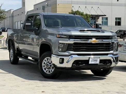 Used 2025 Chevrolet Silverado 2500 LT w/ Convenience Package AWD/4WD image 2