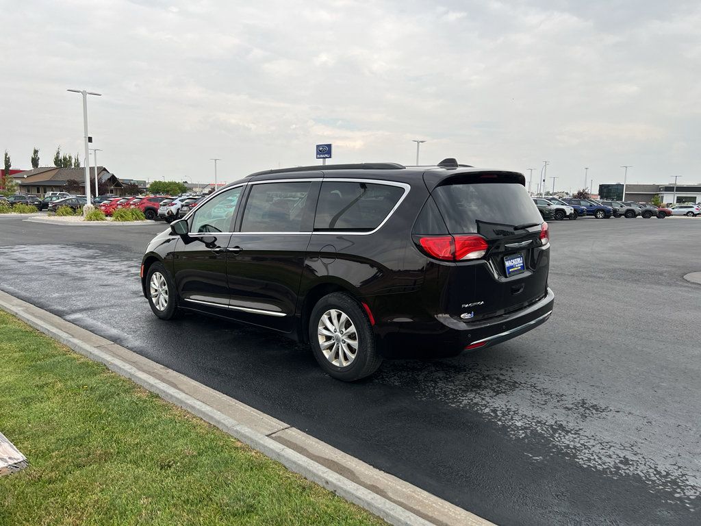 Used 2017 Chrysler Pacifica Touring-L FWD image 4