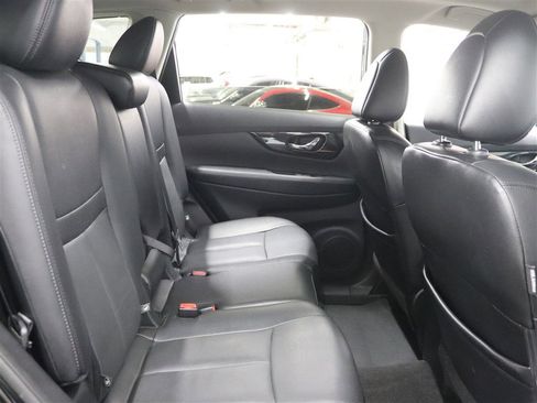 Used 2017 Nissan Rogue SL w/ SL Premium Package image 16