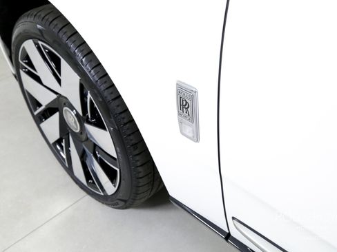 Certified 2025 Rolls-Royce Cullinan AWD/4WD image 42