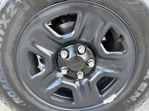 Used 2025 Jeep Wrangler Sport image 9