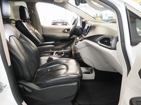Used 2017 Chrysler Pacifica Touring-L image 31