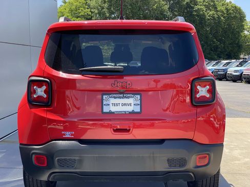 Used 2022 Jeep Renegade Latitude AWD/4WD image 5