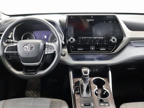 Used 2022 Toyota Highlander Limited FWD image 14