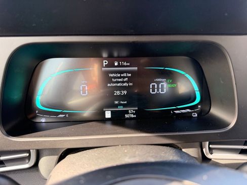 Used 2025 Hyundai Elantra Hybrid FWD image 11