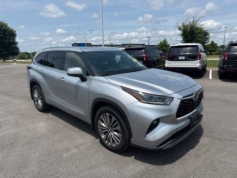 Used 2022 Toyota Highlander Platinum AWD/4WD image 1
