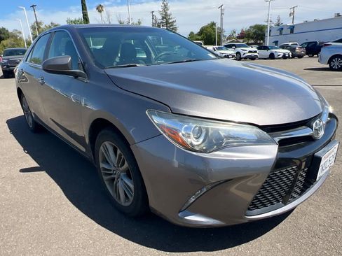 Used 2017 Toyota Camry SE FWD image 3