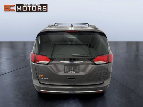 Used 2018 Chrysler Pacifica Touring-L FWD image 5