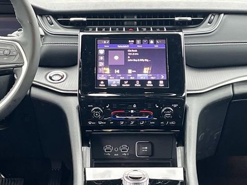 New 2025 Jeep Grand Cherokee Altitude image 15