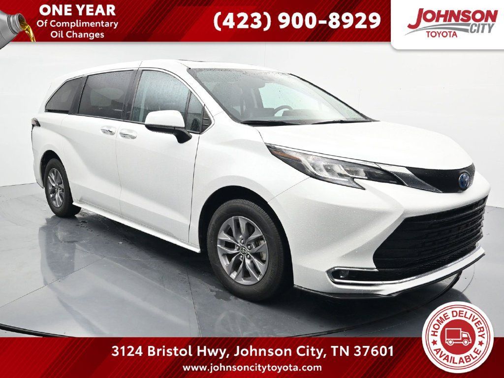 Used 2024 Toyota Sienna XLE FWD image 1