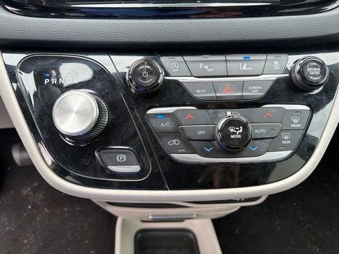 Used 2023 Chrysler Pacifica Touring-L FWD image 25