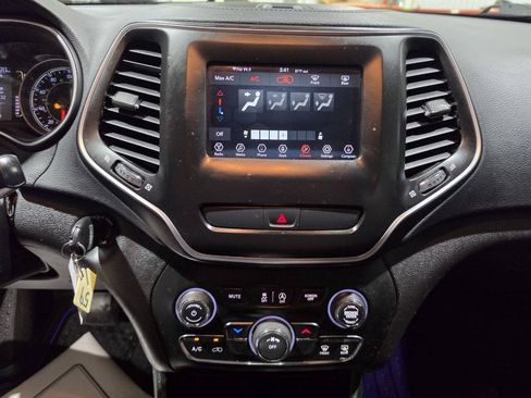 Used 2019 Jeep Cherokee Latitude w/ Popular Appearance Group FWD image 34