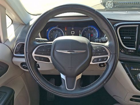 Used 2022 Chrysler Pacifica Touring-L w/ Uconnect Theater Family Group AWD/4WD image 19