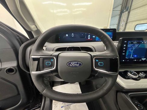 Used 2025 Ford Expedition Active image 11