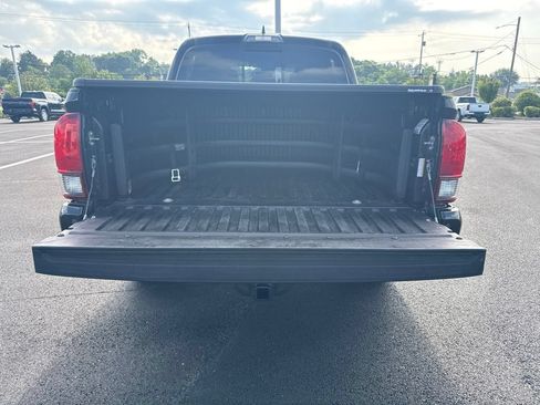 Used 2019 Toyota Tacoma TRD Off-Road w/ Technology Package AWD/4WD image 4