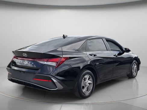 Used 2025 Hyundai Elantra SE FWD image 8