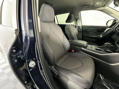 Used 2025 Toyota Highlander LE FWD image 24