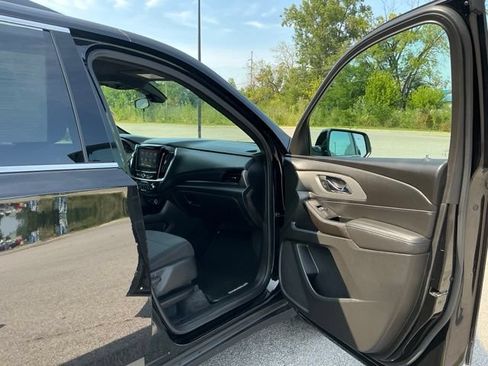 Used 2023 Chevrolet Traverse LT FWD image 17
