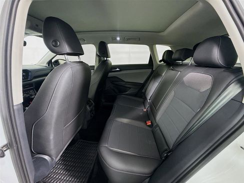 Used 2024 Volkswagen Taos SE w/ Panoramic Sunroof Package image 18