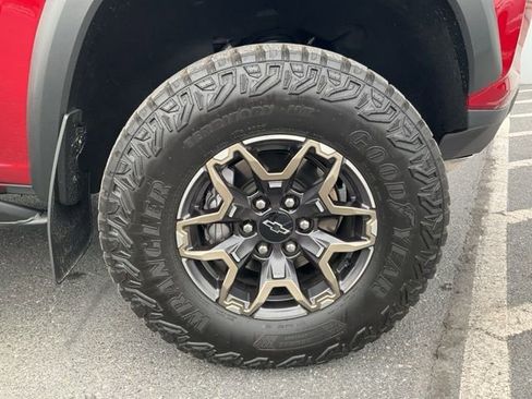 Used 2025 Chevrolet Colorado ZR2 w/ Technology Package AWD/4WD image 18