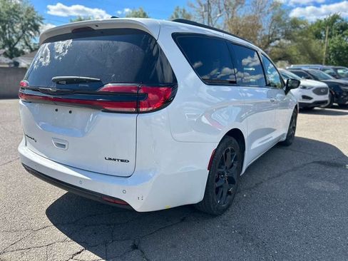 Used 2025 Chrysler Pacifica Limited FWD image 5