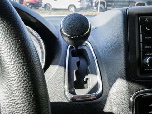 Used 2019 Dodge Grand Caravan SE w/ UConnect Hands-Free Group image 25