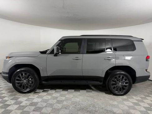 Used 2025 Lexus GX 550 w/ Accessory Package (2T) AWD/4WD image 3