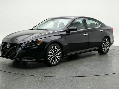 Used 2025 Nissan Altima 2.5 SV FWD image 3