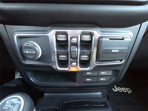 Used 2019 Jeep Wrangler Unlimited Sahara image 31