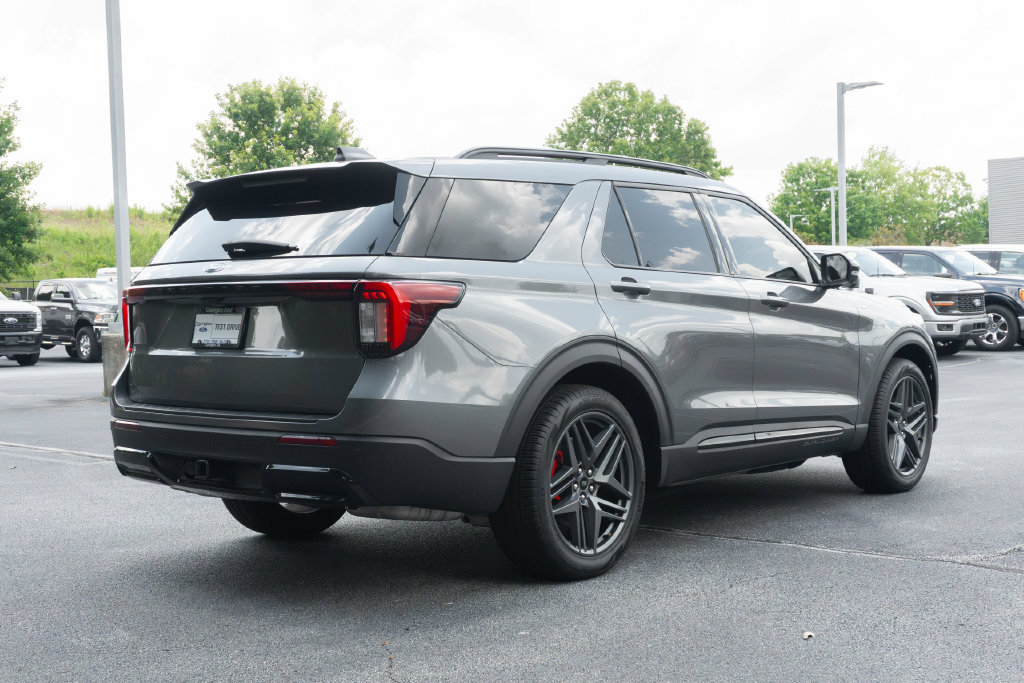 Used 2025 Ford Explorer ST-Line w/ Premium Package RWD image 11