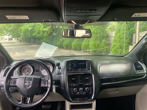 Used 2019 Dodge Grand Caravan SXT FWD image 17