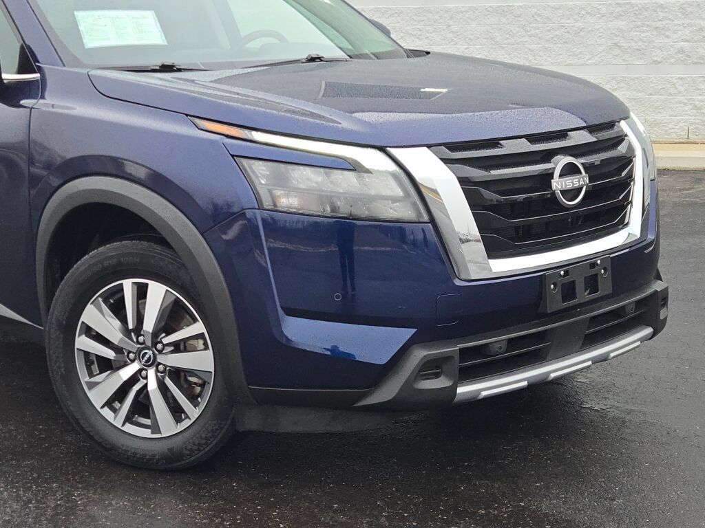 Used 2025 Nissan Pathfinder SL AWD/4WD image 2