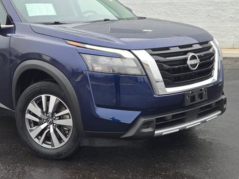 Used 2025 Nissan Pathfinder SL AWD/4WD image 2