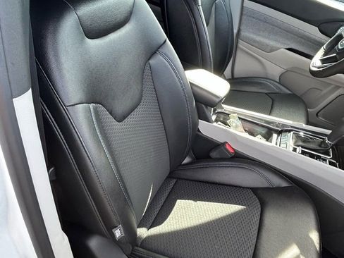 Used 2024 Jeep Compass Latitude image 18