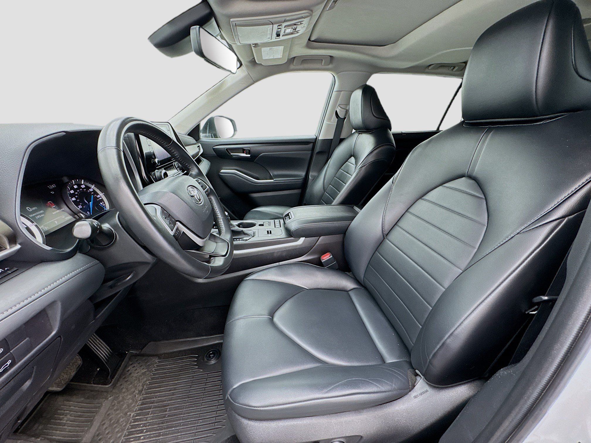 Used 2022 Toyota Highlander XLE AWD/4WD image 13