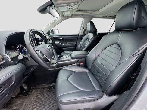 Used 2022 Toyota Highlander XLE AWD/4WD image 13