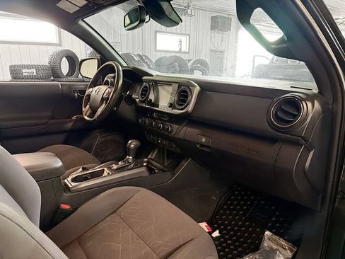 Used 2018 Toyota Tacoma TRD Off-Road AWD/4WD image 12