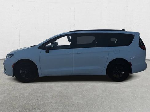 Used 2025 Chrysler Pacifica Limited FWD image 8