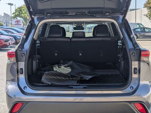 Used 2022 Toyota Highlander XLE AWD/4WD image 6