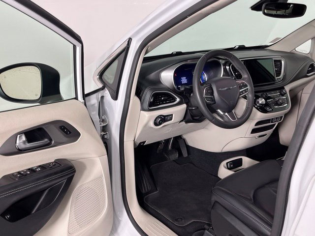 Used 2023 Chrysler Pacifica Touring-L FWD image 18