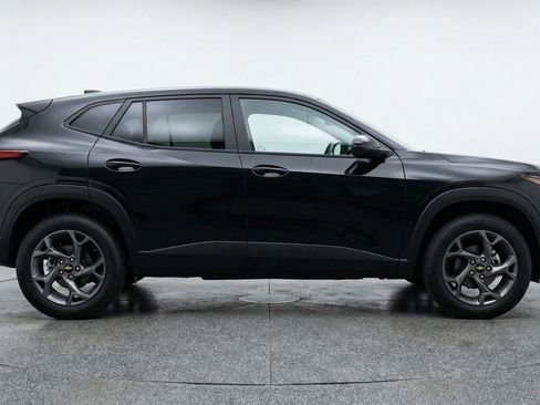 Used 2025 Chevrolet Trax LT image 11