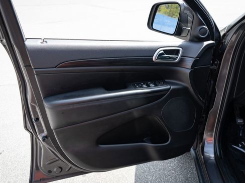 Used 2019 Jeep Grand Cherokee Laredo w/ Laredo X Package image 16