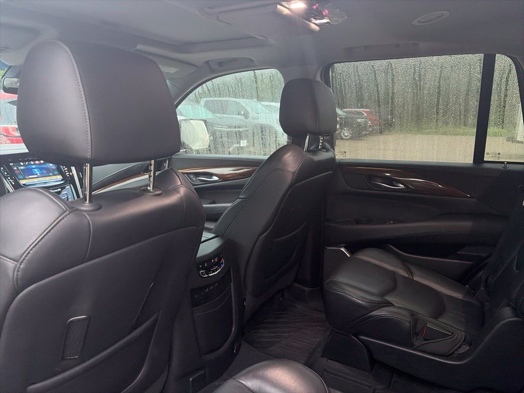 Used 2019 Cadillac Escalade Luxury AWD/4WD image 11