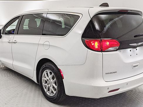 Used 2024 Chrysler Voyager LX FWD image 4