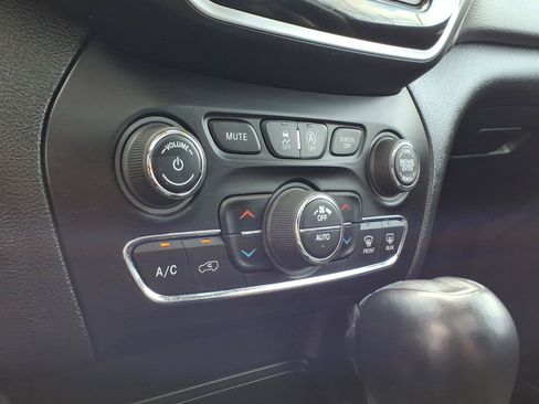 Used 2022 Jeep Cherokee Limited AWD/4WD image 13